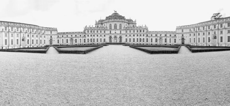 Black-and-white panoramic view of the majestic Stupinigi Palace in Torino, Italy.